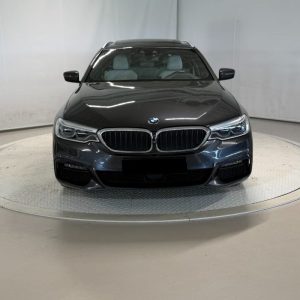 BMW 520d xDrive M-Sport Régulateur de vitesse adaptatif Crochet d’attelage Caméra 360° Toit panoramique Affichage tête haute – Image 1