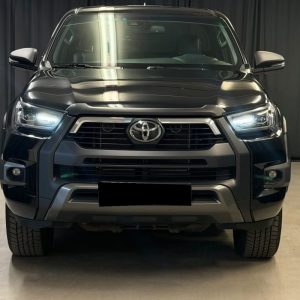 Toyota Hilux 2.8D 204 CH X-CAB 4WD SR+ AUTO CUIR CAMÉRA – Image 1