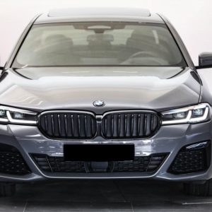 BMW Série 5 530e xDrive M-Sport Affichage tête haute Crochet d’attelage Toit ouvrant – Image 1
